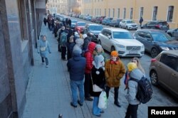 Люди стоят в очереди, чтобы воспользоваться банкоматом в Санкт-Петербурге, Россия, 27 февраля 2022 года