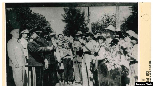 Gheorghiu Dej și liderii comuniști au impus vizitele în care elevii erau prezenți pentru a le da flori conducatorilor.