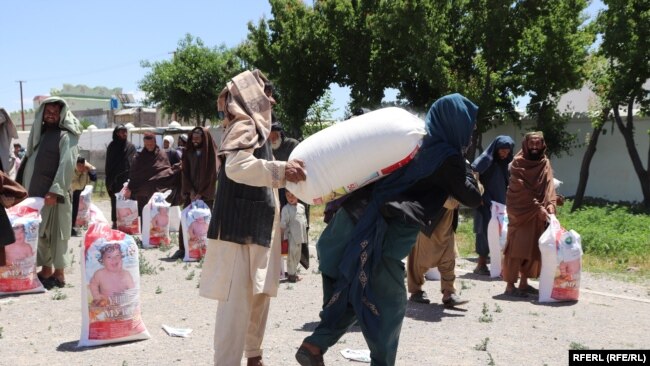 ارشیف: په ارزګان کې پر اړمنو د مرستو ویشلو له بهیره یو انځور