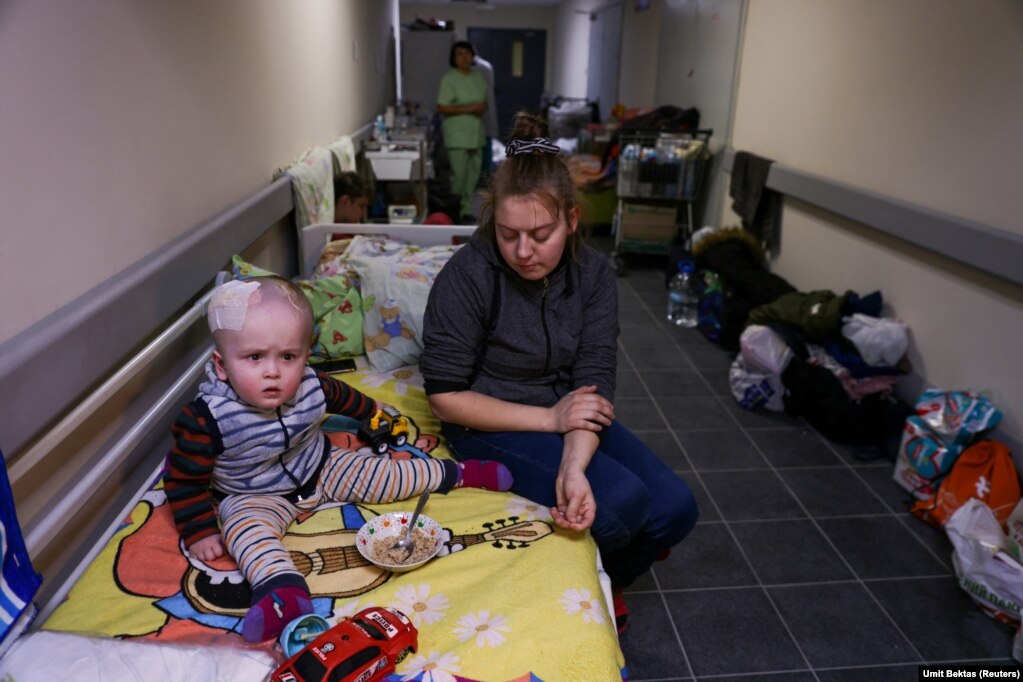 Медсестри, родина та пацієнти шукають притулок у підвалі дитячої лікарні «Охматдит» у Києві.