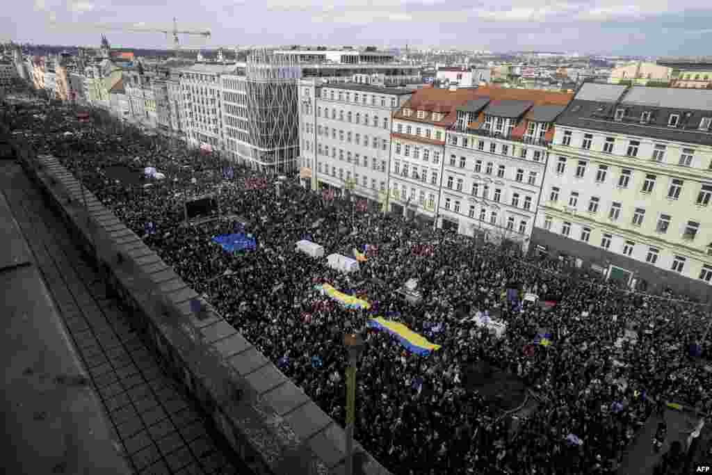 Centar Praga, glavnog grada Češke, preplavljen demonstrantima koji su se 27. februara okupili u znak podrške Ukraijini.&nbsp;