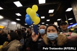 Украинадан эвакуацияланған қазақстандықтарды қарсы алуға келген туыстары Алматы әуежайында тұр. 28 ақпан 2022 жыл.