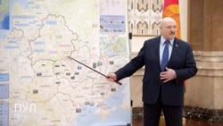 Aleksandr Lukașenka în fața Consiliului de Securitate și a membrilor guvernului bielorus, explicând harta atacurilor în Ucraina, Minsk, marți 1 martie 2022.