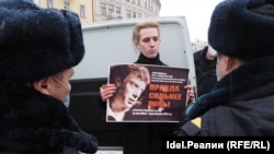 В Казани почтили память Бориса Немцова. Несколько человек задержали
