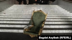 Помятое кресло в резиденции президента Казахстана в Алматы после штурма во время Январских событий. 6 января 2022 года
