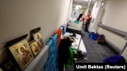 Najmlađi pacijenti premješteni su u hodnike podrumskih spratova dječije bolnice Okhmadet, dok se ruska invazija na Ukrajinu nastavlja, Kijev, 28. februar 2022.