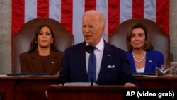 Președintele SUA, Joe Biden, în timpul discursului despre Starea Uniunii. În spatele său se află vicepreședintele american Kamala Harris (stânga) și președinta Camerei Reprezentanților a SUA, Nancy Pelosi (dreapta).