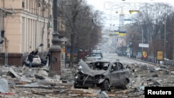 Područje u blizini zgrade regionalne uprave, za koju su gradski dužnosnici rekli da je pogođena raketnim napadom, u središtu Harkova, Ukrajina, 1. ožujka 2022.
