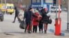 Refugiați ucraineni traversează frontiera în R. Moldova prin punctul vamal Palanca, februarie 2022