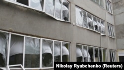 Оштетено училиште по експлозија во Мариупол, Украина