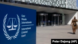 Знак у здания Международного уголовного суда