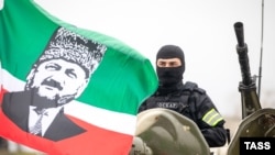 Военнослужащий принимает участие в смотре войск и военной техники в Чечне, 25 февраля 2022 года