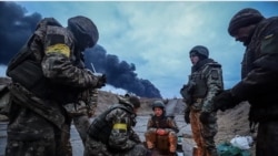 Ukrajinski vojnici u vazduhoplovnoj bazi u Vasilkivu nakon što je pogođeno skladište goriva, 27. februar 2022.