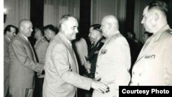 Dictatorul Gheorghe Gheorghiu Dej, alături de Emil Bodnăraș, Chivu Stoica și Alexandru Moghioroș, lideri comuniști și miniștri din primul cerc al puterii în anii '50, felicită ofițeri sovietici pe care tocmai îi decoraseră, înaintea retragerii lor din 1958. Arhivele Naționale.