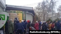 Черга до банкомату в Генічеську. Херсонщина