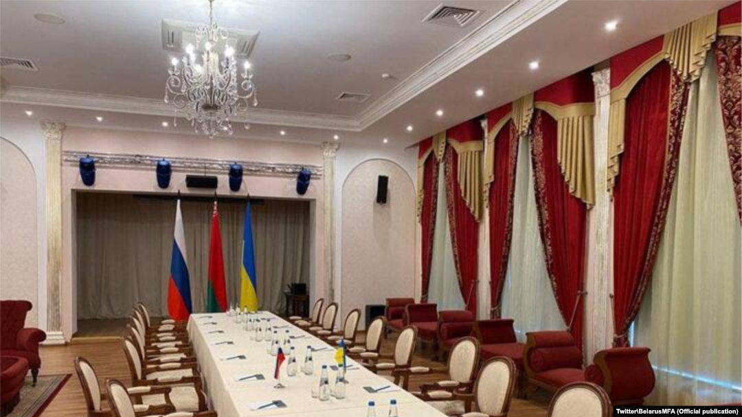 Negociatorii ucraineni au remarcat evoluții în special în privința coridoarelor umanitare, în timp ce rușii au transmis că discuțiile nu au fost „la înălțimea așteptărilor.”