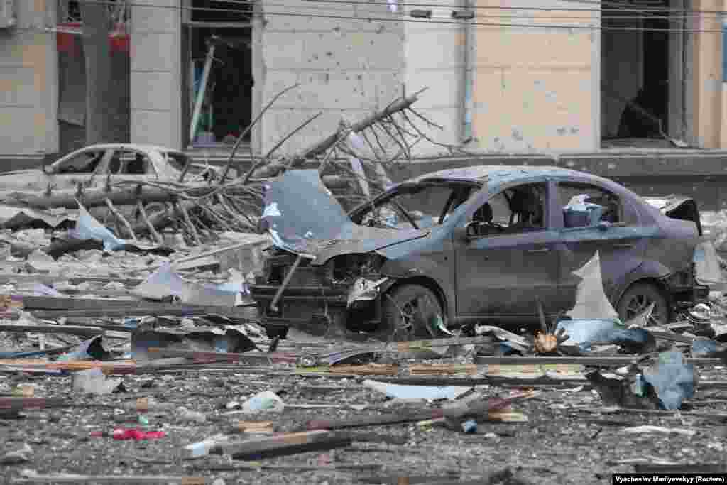 Руйнування на площі біля будівлі ОДА в Харкові внаслідок ракетного удару по центру російськомовного міста. 1 березня 2021 року