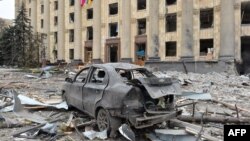 Уништен автомобил по бомбардирањето на Харков