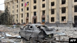 Piața centrală din Harkov, un oraș cu 1,4 milioane de oameni, a fost bombardată de forțele rusești. În fotografie apare primăria orașului, distrusă în urma bombardamentelor, la data de 1 martie 2022.