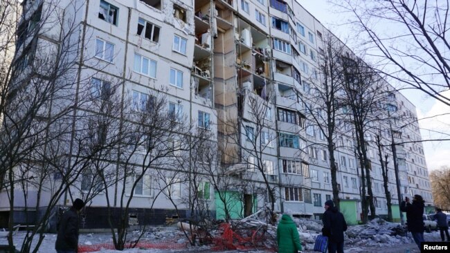 Өртенген ресейлік әскери техникалар, қираған үй, жертөледегі сәбилер. Шабуылға ұшыраған Харьков