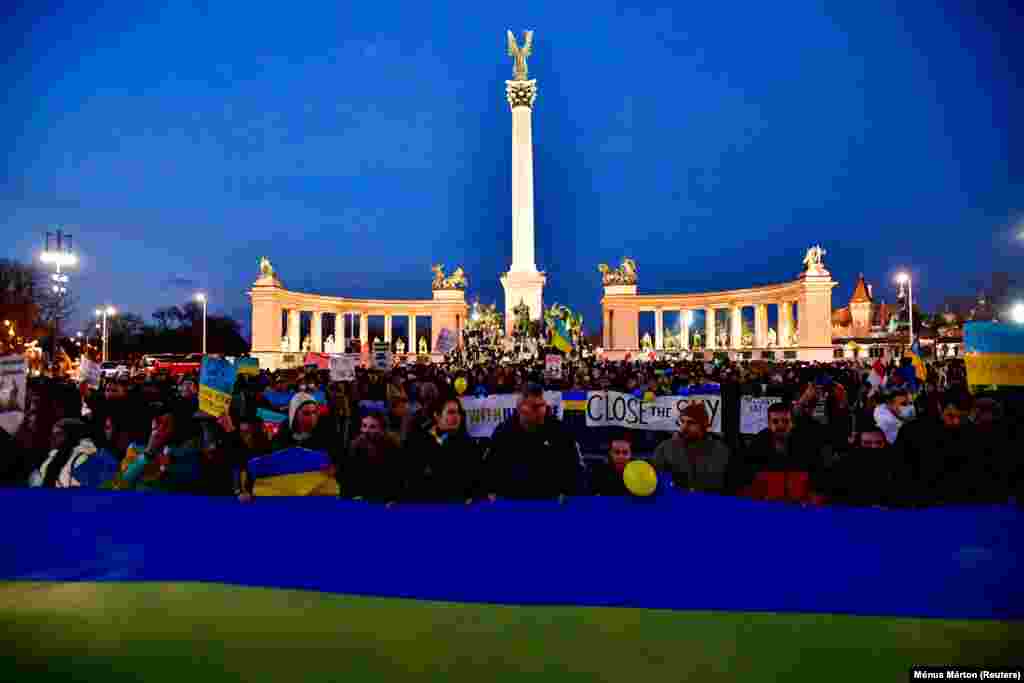 Egy óriási ukrán zászlót tartottak a kezükben a budapesti tüntetők