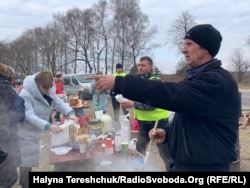 Волонтери розгорнули пункти допомоги