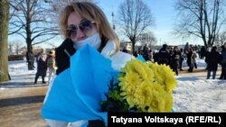 Участница акции с букетом в цветах украинского флага