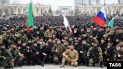 Рамзан Кадыров во время смотра сил военных подразделений на территории собственной резиденции 24 февраля 2022 года 