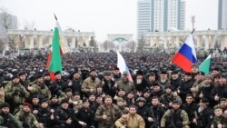 Ramzan Kadirov (u centru), lider Čečenije, sudjeluje u smotri trupa i vojne opreme u svojoj rezidenciji, 25. februara 2022.