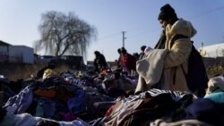 Žena pred donirane odeće, nakon što je sa porodicom pobegla od ruske invazije u Poljsku, 27. februar 2022.