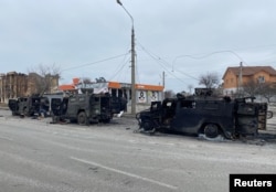 Знищені бронеавтомобілі російської армії «Тигр» на дорозі в Харкові, 28 лютого 2022 року
