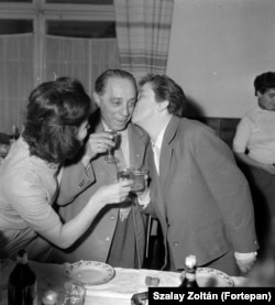 1961-ben, a műsor századik adásának alkalmával A Szabó család rádiósorozat szereplői (Sütő Irén, Szabó Ernő és Gobbi Hilda) ünnepelnek