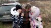 Анна Семюк взима двете си деца от границата с Украйна. Мъжът ѝ е останал в страната