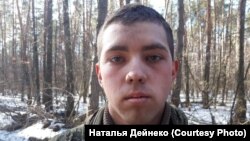 Ресей қарулы күштерінің сарбазы Рафик Рахманкуловты Украина жауынгерлері тұтқындаған.