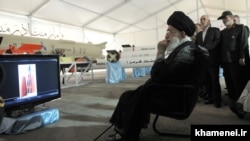 حماسه نشستن رهبری جلوی مونیتور در نمایشگاه هوافضای سپاه پاسداران، خرداد ۱۳۹۴
