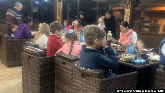 Los niños ucranianos que huyeron de Ucrania con sus madres se unen a una comida en el hotel/casa de huéspedes de Silviu-Bogdan Ardeleanu el 27 de febrero.