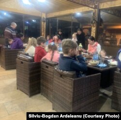 Ukrajinska djeca koja su pobjegla iz Ukrajine sa svojim majkama pridružuju se obroku pansionu Silvia Ardeleanua 27. februara.