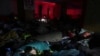Людзі сьпяць у бамбасховішчы ў Марыюпалі, ноч з 27 на 28 лютага 2022
