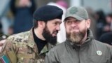 Magomed Daudow (çepde) we Ramzan Kadyrow (arhiw suraty)