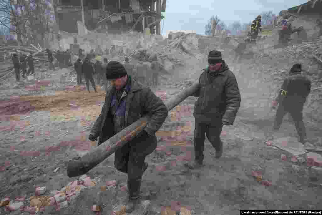 Më shumë se 70 ushtarakë ukrainas u vranë kur trupat ruse bombarduan një bazë ushtarake në qytetin Ohtirka, që ndodhet midis Harkivit dhe Kievit, më 28 shkurt.