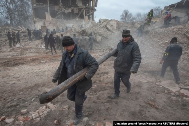 Повністю зруйнований російським бомбардуванням будинок в Охтирці. 28 лютого 2022 року