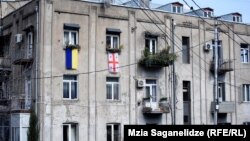 Украинский и грузинский флаги на доме в Тбилиси