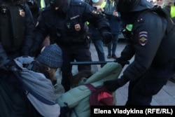 Задержание на антивоенном митинге в Петербурге 27 февраля 2022 года 