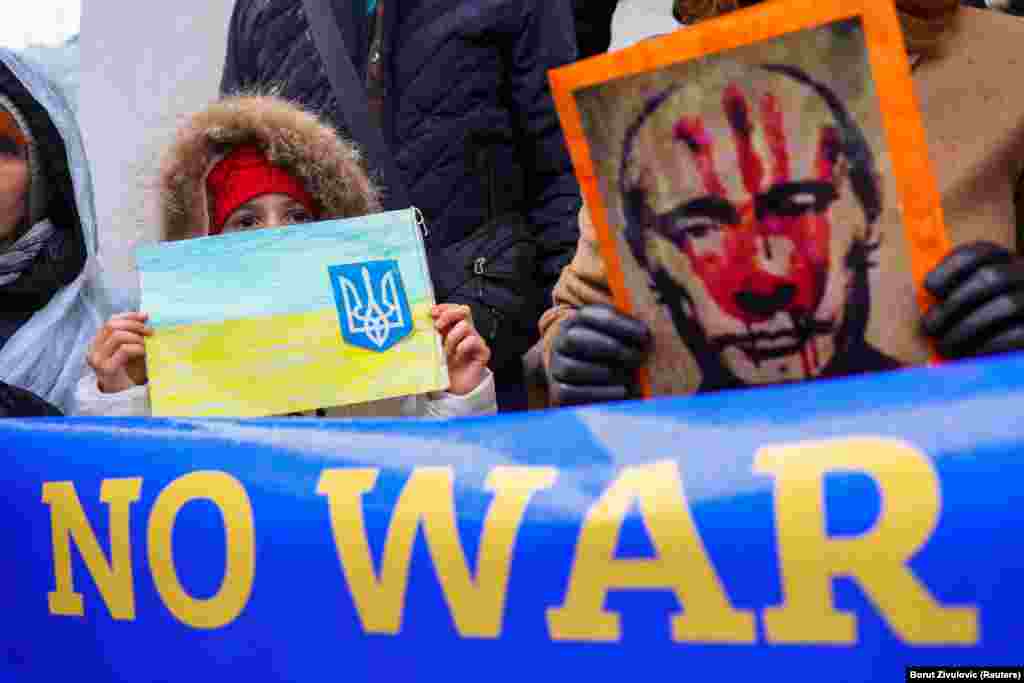 Tüntetés Ukrajna megszállása ellen a szlovéniai Ljubljanában, az orosz nagykövetség közelében február 25-én