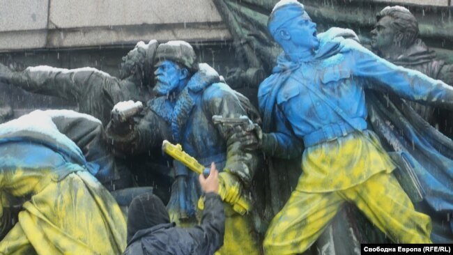 Някои от фигурите на паметника са оцветени като украинското знаме.