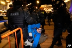 Разгон антивоенной демонстрации в Петербурге. 26 февраля 2022 года