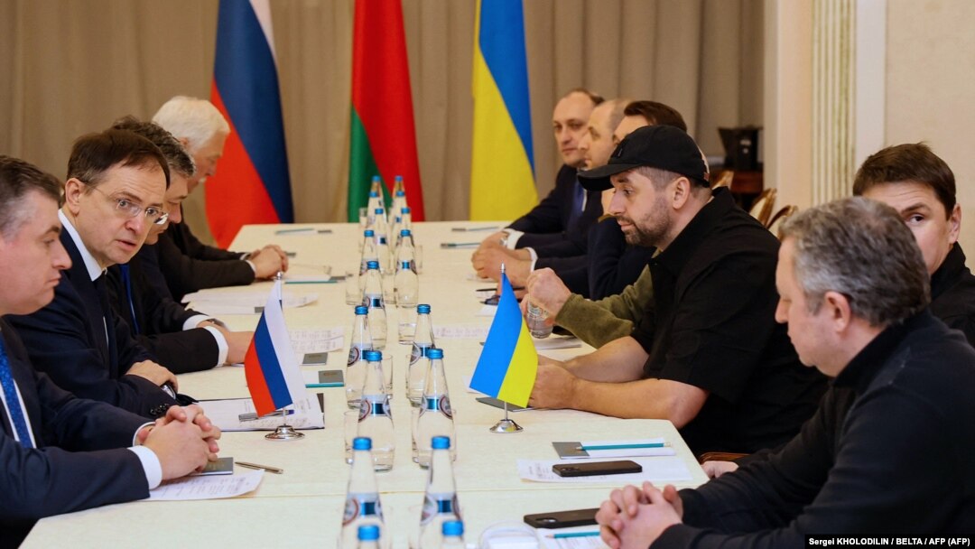 Делегациите од Украина и Русија, вклучително и помошникот на рускиот претседател Владимир Медински, помошникот на украинскиот претседател Михаило Подољак и други разговараа денеска во Белорусија