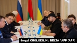 Фото с одного из раундов переговоров между Россией и Украиной