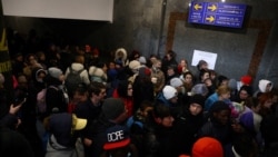 Ljudi na železničkoj stanici u Lvivu pokušavaju da se ukrcaju na voz za Poljsku, 28. februar 2022.