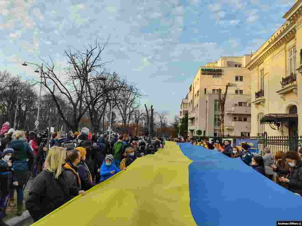 Peste o mie de oameni au ieșit în stradă la București într-o demonstrație pașnică. O parte dintre ei s-au reunit în fața Ambasadei Ucrainei, în timp ce alt grup s-a strâns în fața Ambasadei Rusiei. Cele două grupuri s-au întâlnit timp de câteva minute în fața Ambasadei Rusiei.&nbsp;